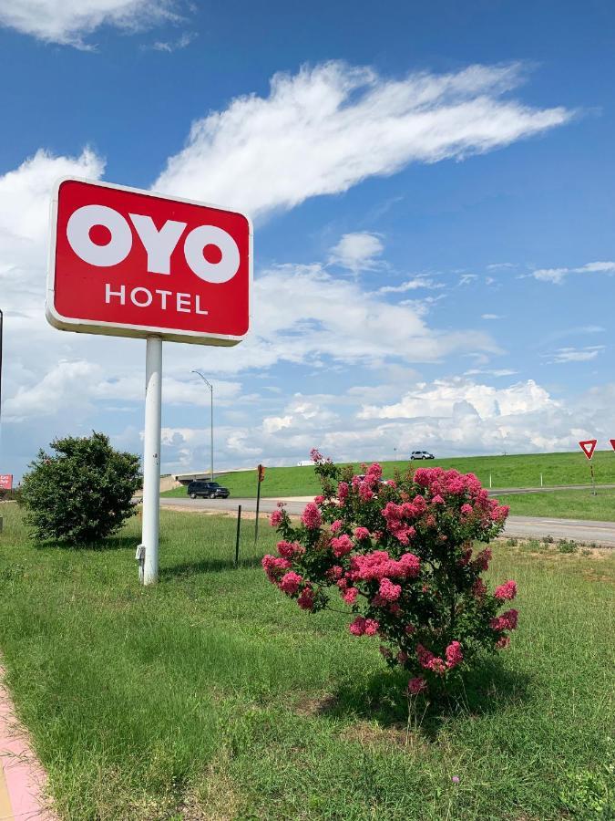 Oyo Hotel Pearsall I-35 West المظهر الخارجي الصورة