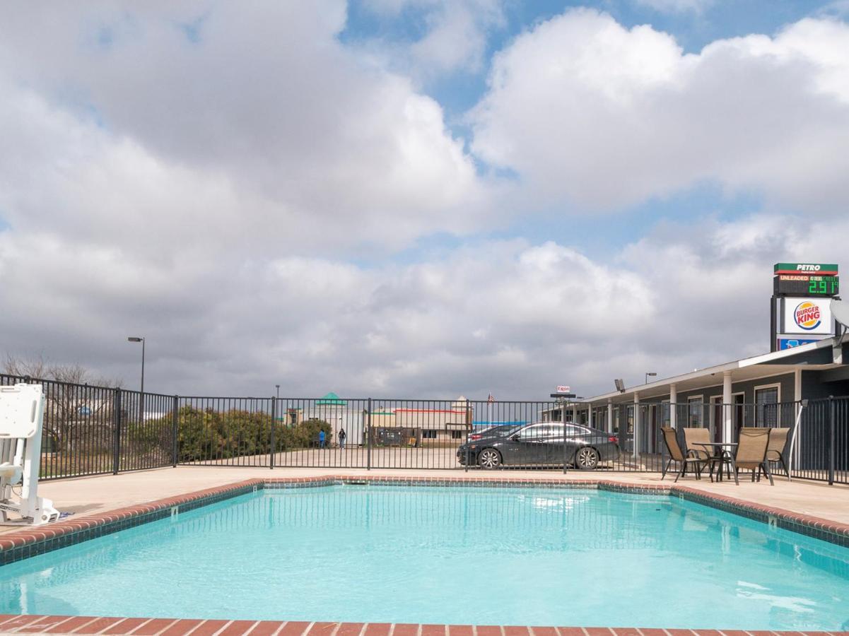 Oyo Hotel Pearsall I-35 West المظهر الخارجي الصورة